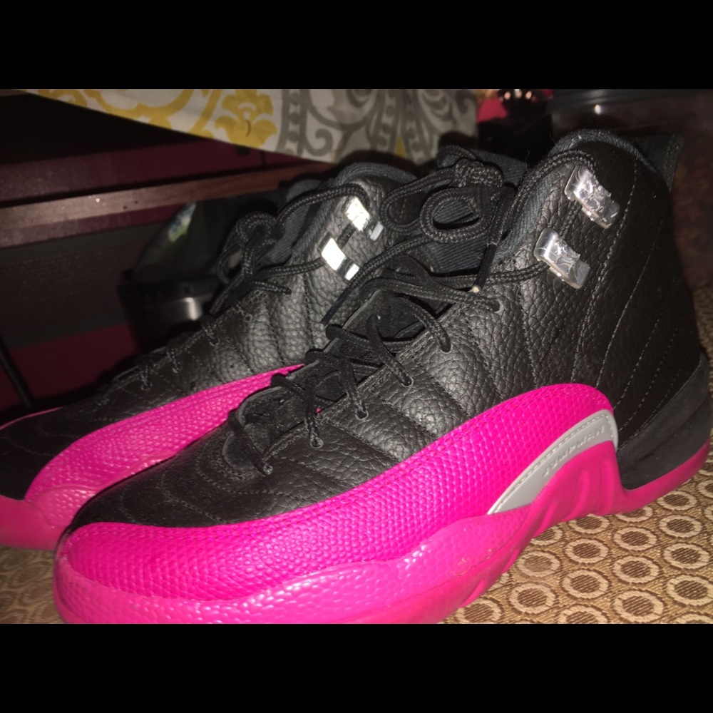 Jordan 12s hot pink. Make an offer if you want ❤️